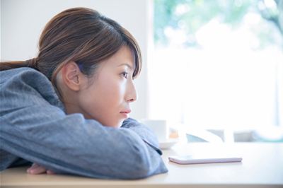 悩む人