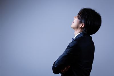 悩む人